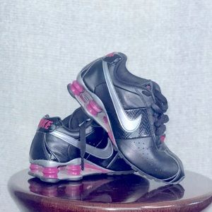 NIKE SHOX. Black leather Nike.